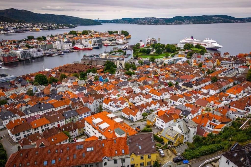 Leilighet I Bergens Vakreste Gate - Nydelig Utsikt Over Innseilingen Til Bergen! Exterior foto