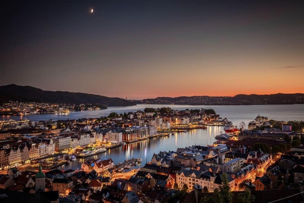 Leilighet I Bergens Vakreste Gate - Nydelig Utsikt Over Innseilingen Til Bergen! Exterior foto